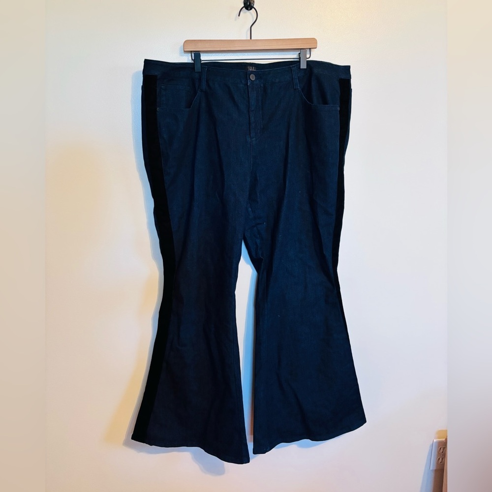 Gili jeans size 24W with real front pockets and a black stripe on the side